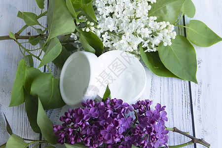 一个白色罐子 配有化妆品和奶油 鲜花 开花和香味的意大利花保湿衬套皮肤树叶美容雌蕊治疗生物学护理温泉图片