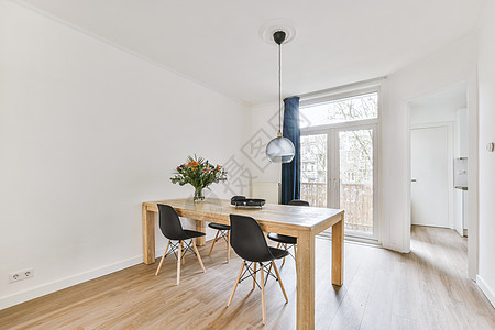 餐厅的桌椅和灯下的椅子家具绘画郁金香艺术风格住宅桌子地毯装设房间背景图片