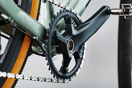 自行车的主要明星 有连接杆和链条紧紧的铁棒驾驶山地车牙齿团体合金维修框架山地工具宏观图片