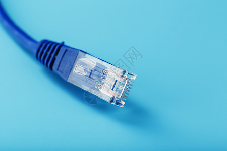 Ethernet 电缆连接器 Patch 绳索线紧贴在蓝色背景上 有自由空间宽带插座布线电讯网络服务器连接器路由器电子中心图片