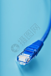 Ethernet 电缆连接器 Patch 绳索线紧贴在蓝色背景上 有自由空间电子互联网数据中心连接器网络绳索布线插座金属图片