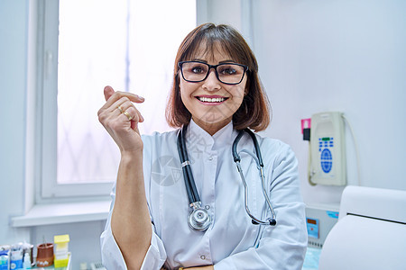 女性医生与网络摄像头交谈的头部照片 在网上进行视频通话讨论治疗咨询电话医疗病人卫生状况药品会议图片