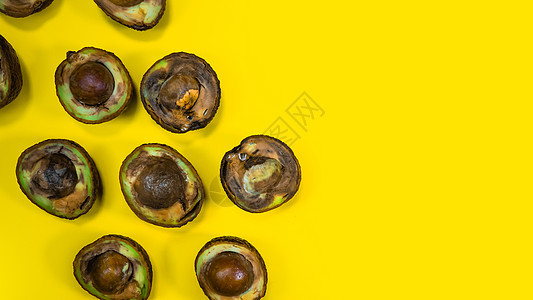 黄色背景的罗滕阿沃卡多半模具垃圾饮食腐烂热带霉菌水果营养蔬菜食物图片