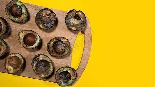 黄色背景的罗滕阿沃卡多半腐烂食物模具垃圾水果营养蔬菜热带饮食霉菌图片