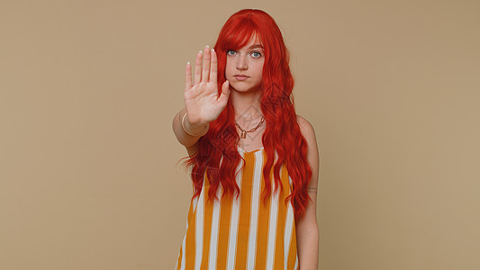 女孩说不准手握手掌上折叠的手 停止手势 警告结束 禁止进入禁令防御焦虑工作室广告女性控制危机红发安全图片