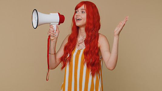 微笑的姜汁女孩用扩音器说话 宣布新闻 大声宣布促销广告公告体积尖叫嗓音工作室喇叭扬声器工作员工演讲图片