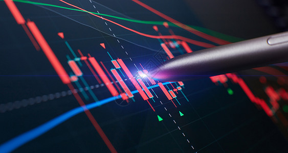 屏幕上的价格图表和笔指示数 蓝屏主题 市场波动 上升趋势与下行趋势的红绿烛台图经纪人贸易流动生长振荡器安全工具电脑衍生品投资背景图片