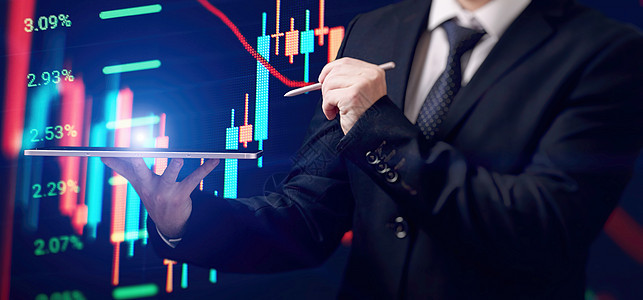 持有股票平板电脑的商务人士 用于分析股票市场的虚拟技术投资图表 银行金融和规划概念数据财富战略成功人士报告经济营销价格交换图片