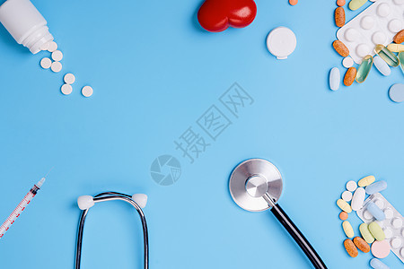 药片 维他命和一次性注射器 心脏 听诊器 放在蓝色背景的顶端视图中见医生诊所药剂诊断药物感冒药品脉冲治疗维生素疾病图片