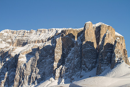 蝶鞍和被雪覆盖的蝶鞍塔 白云岩的冬季景观 上方的冬季风景图片