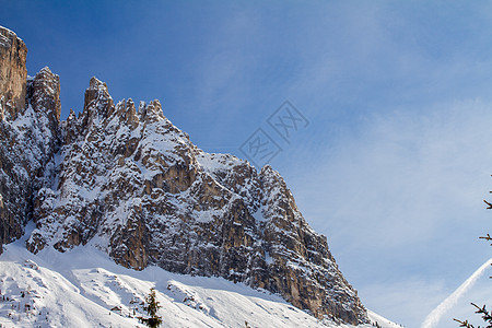 在阿尔卑斯山脉的多洛米特人中 塞拉山的美丽山区部分 雪覆盖着Sella警告蓝天山顶边缘假期蝶鞍岩石景点自由冒险图片