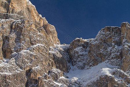 多洛米人中塞拉山前的斯雷拉山尖 卡纳泽上方阿尔卑斯山上的雪覆盖了山区背景图片
