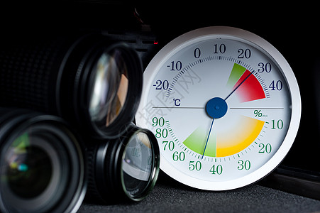 模拟温度计 湿度计和摄影设备数字状况相机展示干燥柜控制温度气候关心抽屉图片