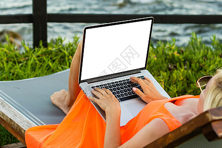 使用白背景的笔记本电脑进行手工工作 用于广告 在办公桌上联系商业搜索信息 营销和创造性设计 c 计算机屏幕空白假模型办公室男人展图片