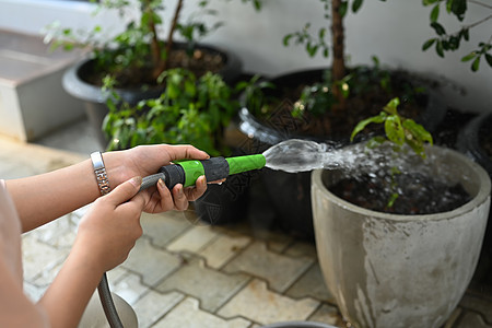 种植园艺 业余爱好 家庭生活概念 她们可以使用花园水管给女性亲手浇水图片