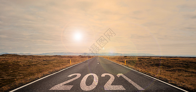 草原上的路在空沥青路中间的高速公路上写了2021字日落太阳蓝色旅行运动运输小路驾驶场地沥青背景