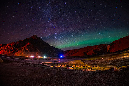 冰岛奥罗拉和山丘雪山极光行星银河系旅行星系天空宇宙建筑星星图片