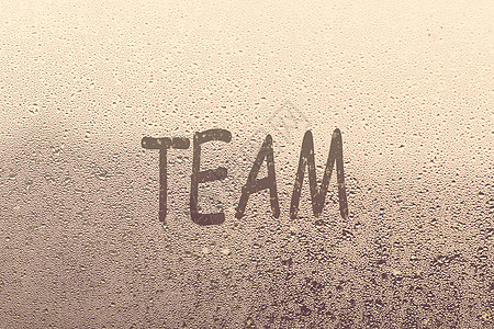 团队用雨滴写在窗口上的单词图片