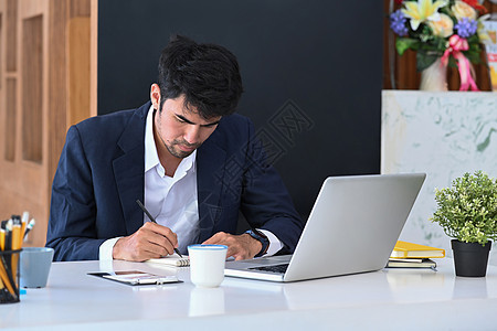 年轻的商务人士在商务会议前签署文件和准备公司高清图片素材