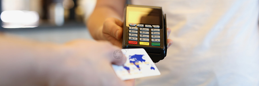 卖主向客户提议通过终端用信用卡在网上支付账款图片