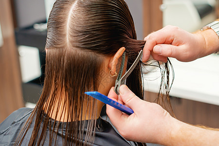 女青年头发梳发机成人治疗职业刷子理发师剪刀女孩黑发女性梳理图片