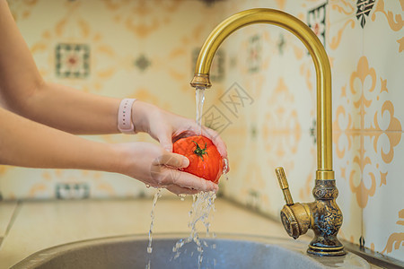 特写一个在水中洗番茄女人的管道厨房蔬菜卫生运动飞溅龙头生态家务冲洗指甲图片