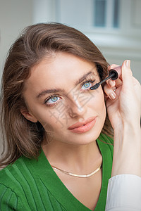 化妆师在鞭笞时应用马斯卡拉的化妆师睫毛膏治疗成人女孩美容魅力粉末工具眼睛女士图片