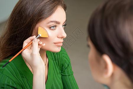 艺术家组成 以专业为职业 由铜基构成调子化妆品治疗头发颧骨女士美容师身体脸颊皮肤图片