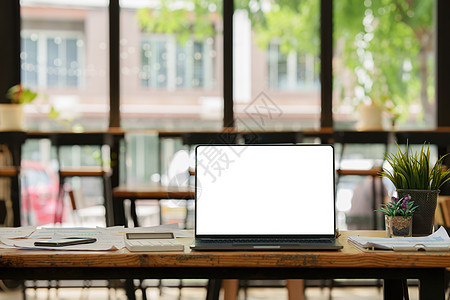 将笔记本电脑和办公用品装置安装在门前视图中 图形显示蒙着的空白屏幕图片
