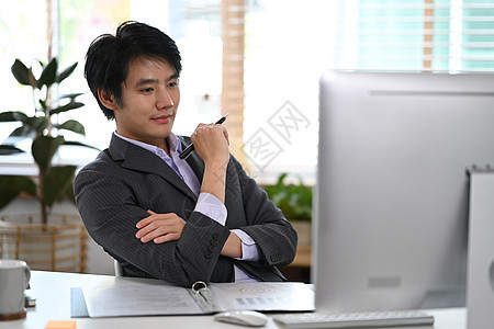 雄心勃勃的男性企业家在计算机上阅读财务信息联系高清图片素材