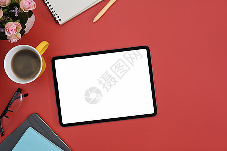 样机数字平板电脑 咖啡杯和红色背景上的笔记本 图形显示蒙太奇的空白显示图片