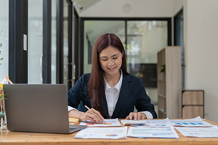 金融女商务人士分析公司业绩图以创造利润和增长 市场研究报告和收入统计 财务和会计概念职场战略技术会议人士商业库存笔记本文书咨询图片