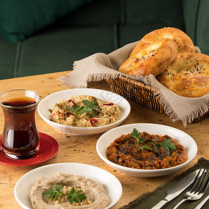 地中海盘子 muhammara和hummus的一篮面包照片图片