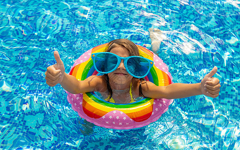 孩子在游泳池里游泳 有选择的焦点太阳假期婴儿水池蓝色幸福横幅喜悦微笑热带图片