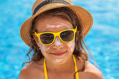 孩子脸上涂了防晒霜 有选择地集中注意力乐趣家庭假期护理身体棕褐色皮肤洗剂化妆品太阳图片