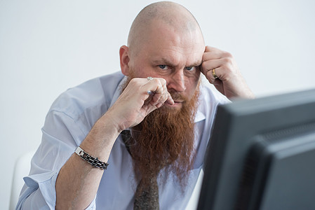 一个穿白衬衫的秃头男子拿着电脑坐在桌子上 因为工作失败而承受压力 精神崩溃 神经衰竭是正常的技术互联网桌面男性商务损害男人职场债图片