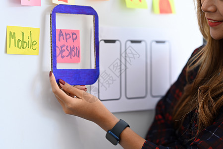 UX 设计师规划应用程序模板布局框架 用于在白板上安装移动电话图片
