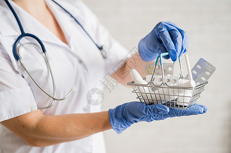 一名不露脸的女医生拥有一个配有药品的小型篮子止痛药化学药剂师治疗药物处方疾病瓶子工作诊所图片