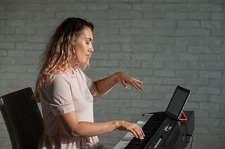 数字平板电脑在线课程的女唱歌教师相机音乐家互联网教程班级教育歌曲乐器女孩旋律图片