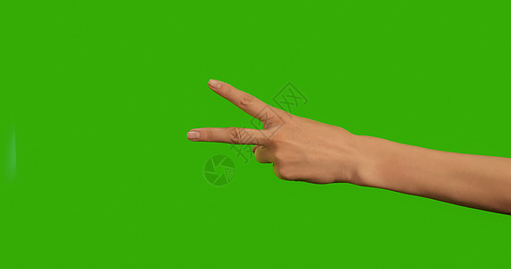 手势女性手 绿色背景上的和平象征图片
