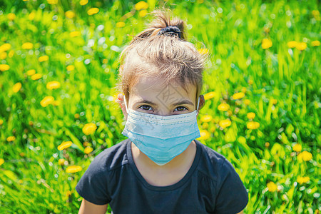 孩子摘下面具 有选择的焦点口罩女孩胜利保健感染婴儿药品横幅童年女性图片