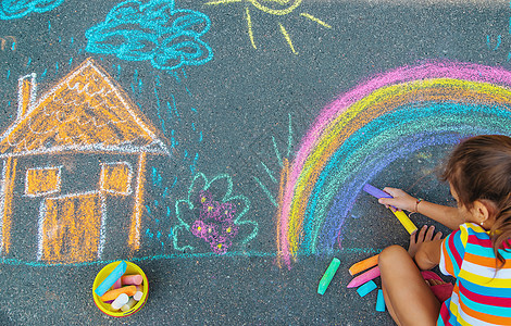 孩子用粉笔在沥青上画房子和彩虹 有选择的焦点绘画蜡笔学校学习艺术路面乐趣横幅黑板创造力图片