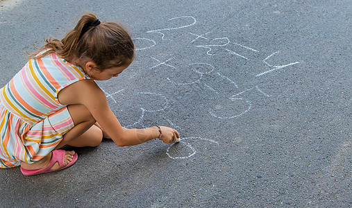 孩子在沥青上做粉笔课 有选择的焦点童年街道女孩班级幼儿园教育学习横幅数学数字图片