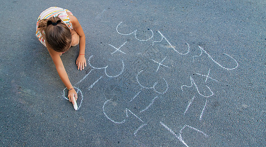 孩子在沥青上做粉笔课 有选择的焦点教育数字乐趣女孩婴儿教训横幅家庭绘画幼儿园图片