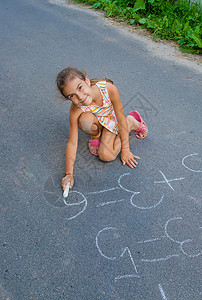 孩子在沥青上做粉笔课 有选择的焦点横幅女孩街道学校绘画幼儿园数学操场乐趣童年图片