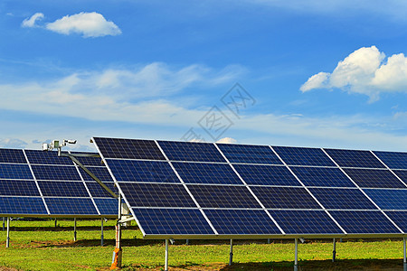 太阳能发电厂电力和生态工业的概念 高能源价格 美丽的风景和晴天与蓝天 光伏电站天空组件阳光商业建造太阳能板建筑植物科学控制板图片