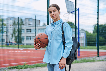 背背背背包和篮球少女女学生的肖像女孩闲暇运动员学生女士团队女性青年玩家微笑图片