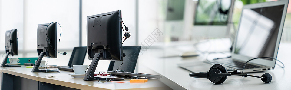 呼叫中心电脑和耳机都在办公室 视野宽广讲话麦克风热线桌子互联网顾客服务工作屏幕帮助图片