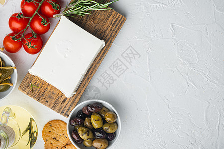 希腊沙拉主要成分 新鲜橄榄混合 feta奶酪 西红柿 白底番茄 平地和文本复制空间图片