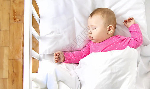 宝宝睡在婴儿床里 有选择的焦点男生金发生活房间枕头玩具毯子卧室横幅睡眠图片